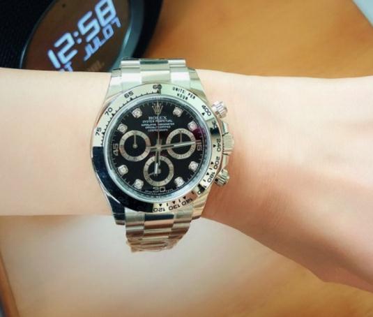 Black dials Rolex replica watches adapt "Panda" style.