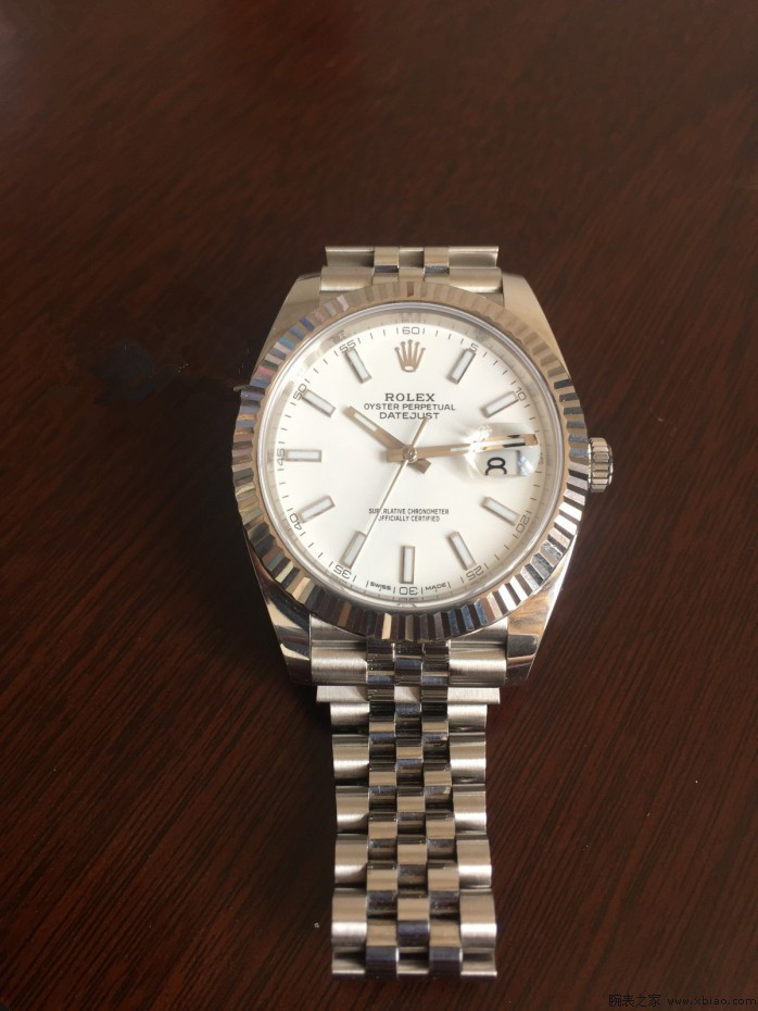 Pure white dials replica watches are iconic.