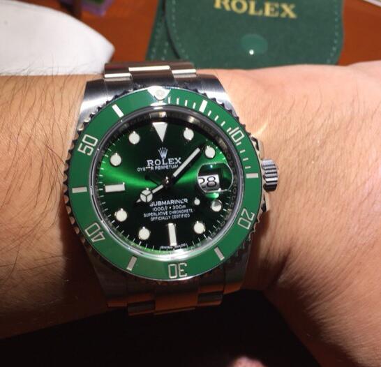 The green dial looks very pure and fresh, which has attracted lots of watch lovers.