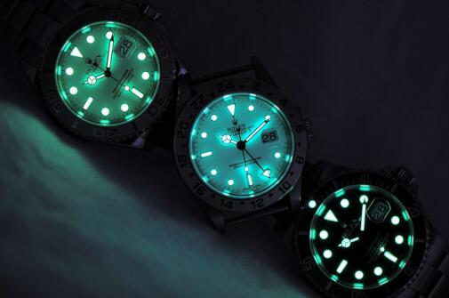 Rolex always provides ultimate legibility in dark environment.