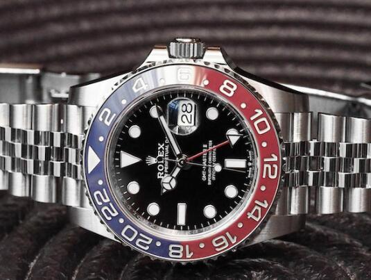 The blue and red bezel makes the watch more eye-catching.