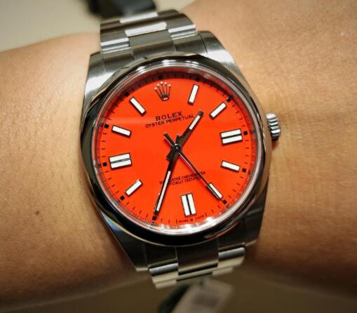 The coral red Rolex fake watch is very difficult to match the clothes.