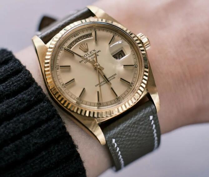 The Rolex Day-Date replica watch looks very elegant and gentle.