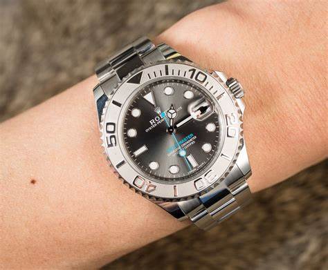 The 37mm replica watch is waterproof.